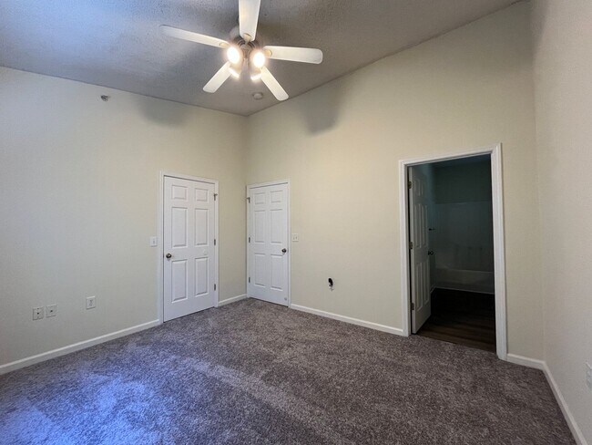 Building Photo - Spacious 2/2 Apartment Ready For Move In Now!