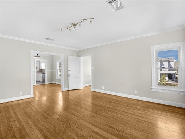Building Photo - 402 W 15th St