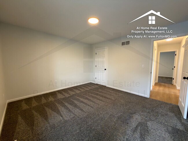 Building Photo - Greystone Court Duplex 1011-1013