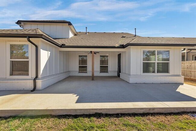 Building Photo - Stunning 4 Bed 3 Bath Broken Arrow Gem