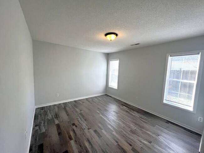 Building Photo - COMING SOON! 3 BR/2bath/Carport/Fenced Yard/ No carpet Odgen location. One level home, Beautiful ...