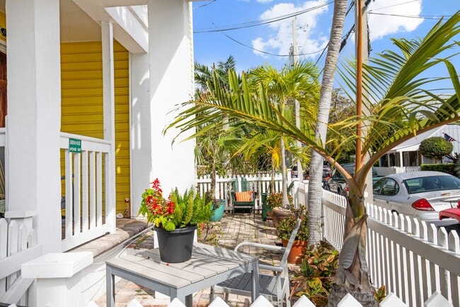 Building Photo - Beautifully Furnished 2-bedroom, 1-bathroom apartment 1 year lease