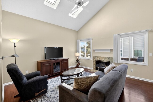 Building Photo - Creekside 1st floor unit Showing Saturday 2/7 10am-10:15am