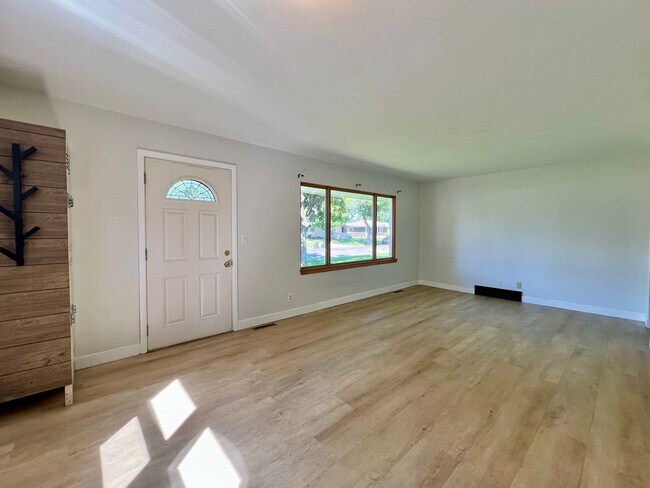 Building Photo - 1/2 Off 1 Month Rent