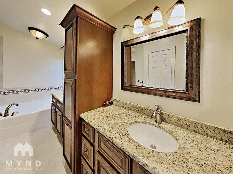Building Photo - 1500 Baythorn Dr