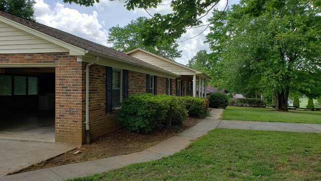 Building Photo - 280 Yeatts Rd