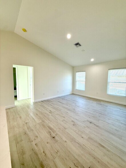 Building Photo - 1635 22nd Ave SW