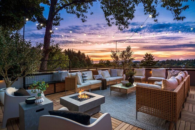 Building Photo - Skyview Townhome: Luxury Living in Lake Oswego's Premier First Addition Neighborhood