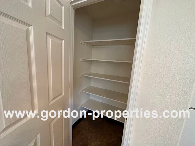 Building Photo - SE 73rd Ave - 3 bedroom townhouse in Mt Sc...