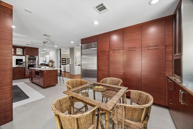 Building Photo - 623 Pinehaven Dr