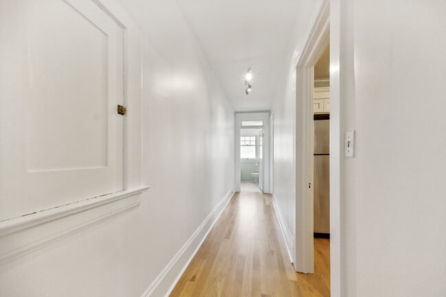 Building Photo - 118 NW King Ave