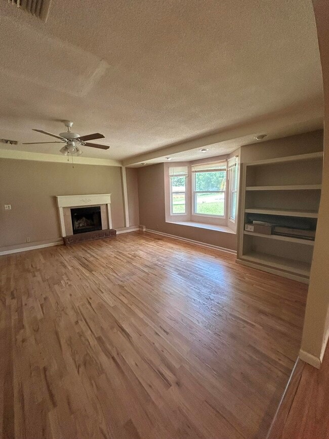 Building Photo - 811 Bahama Dr