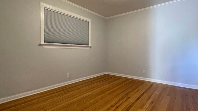 Building Photo - 3BD/2BA Single-Family Home with Attached Garage, Hardwood Floors, Washer/Dryer Included - Pets We...