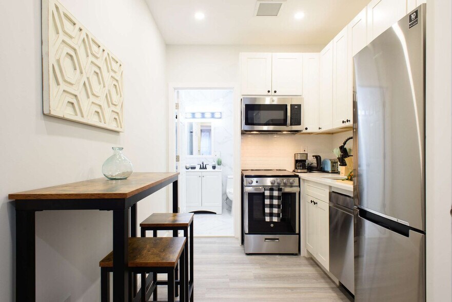 Building Photo - 240e E 75th St