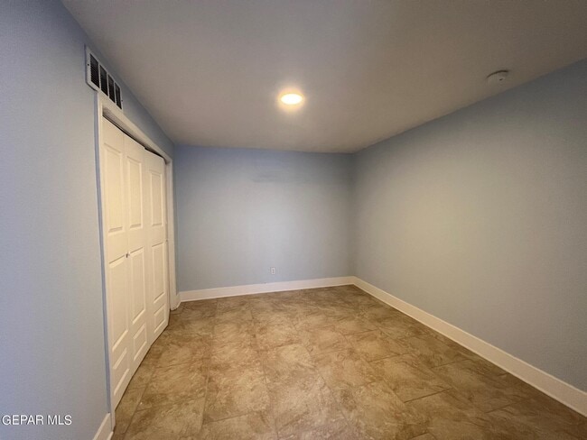 Building Photo - 8870 Sunland Rd