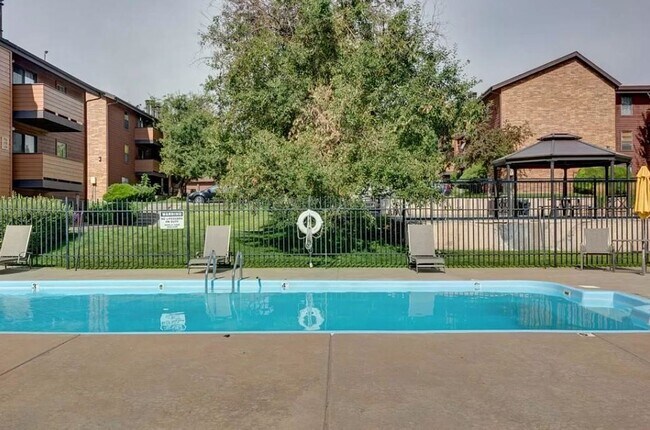 Building Photo - Lovely 1 Bedroom, 1 Bathroom Lakewood Cond...