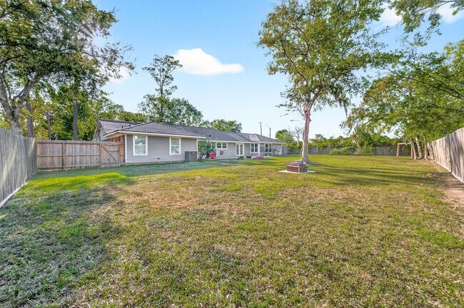 Building Photo - 101 Royal Ct