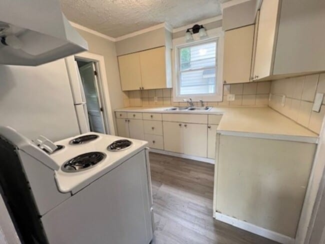 Building Photo - Charming 3 bedroom house