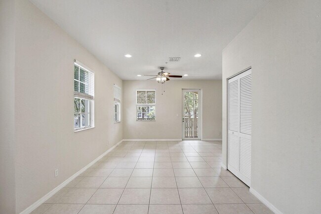Building Photo - 128 W Royal Palm Cir