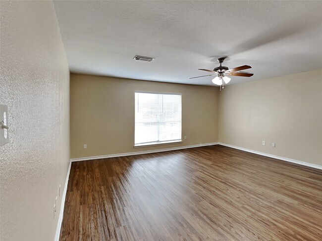 Building Photo - 226 Golden Oak Dr