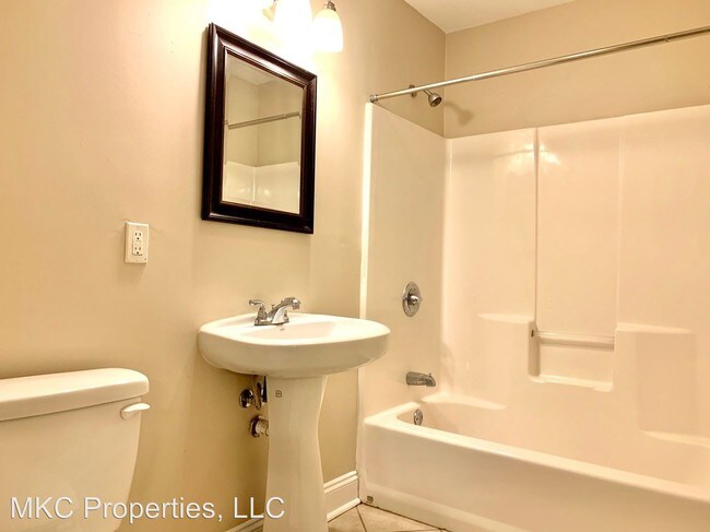 Building Photo - 722 Louisa St