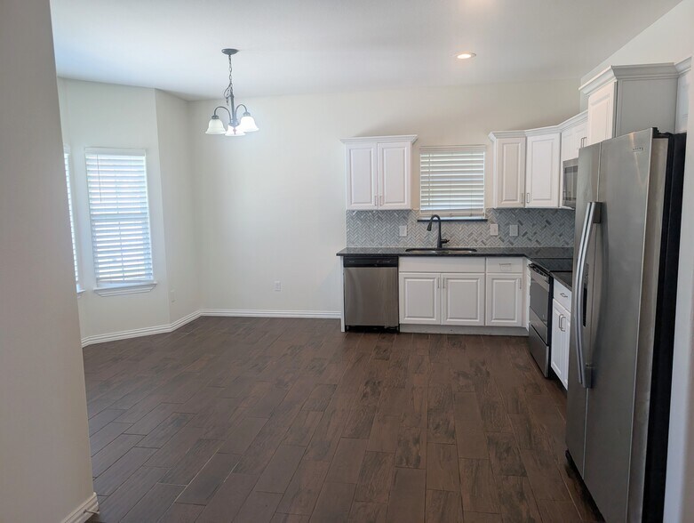 Building Photo - 1028 E Houston St