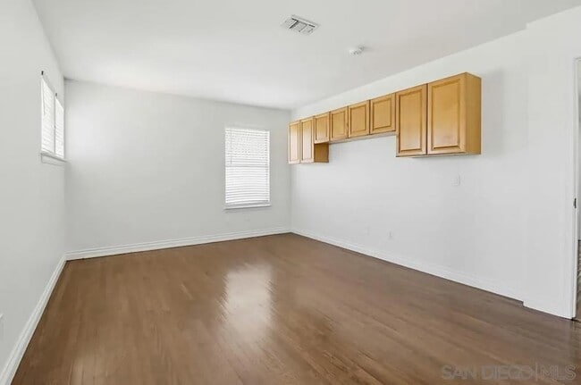 Building Photo - 1100 Corrales Ln