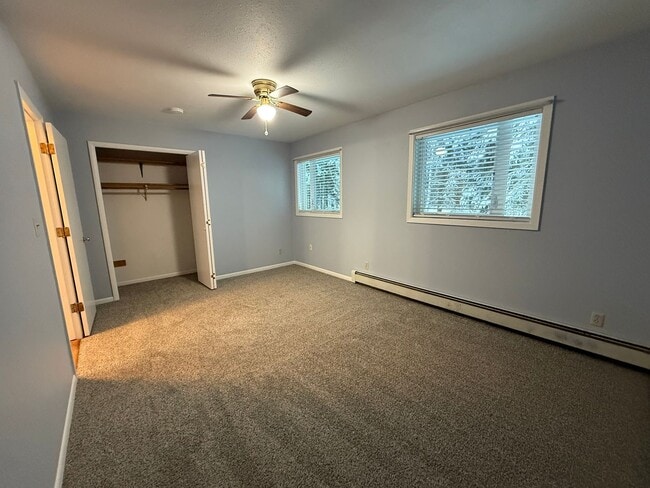 Building Photo - 2 bedroom / 2 car attached garage / North ...