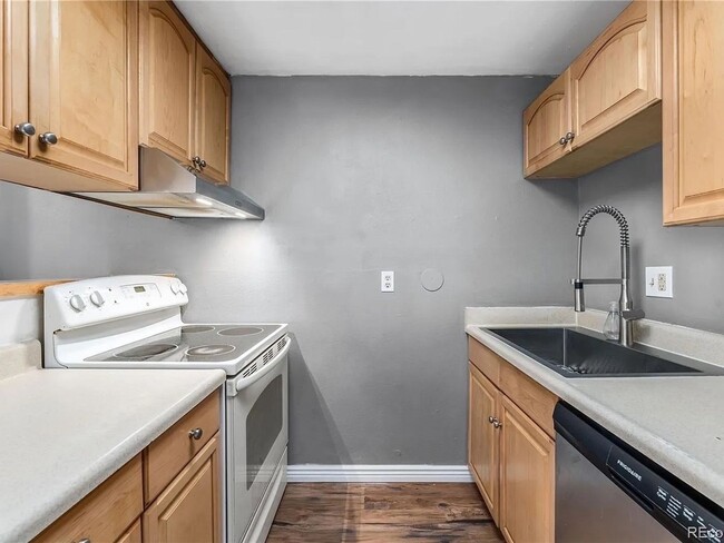 Building Photo - Charming 1BR Condo in Denver