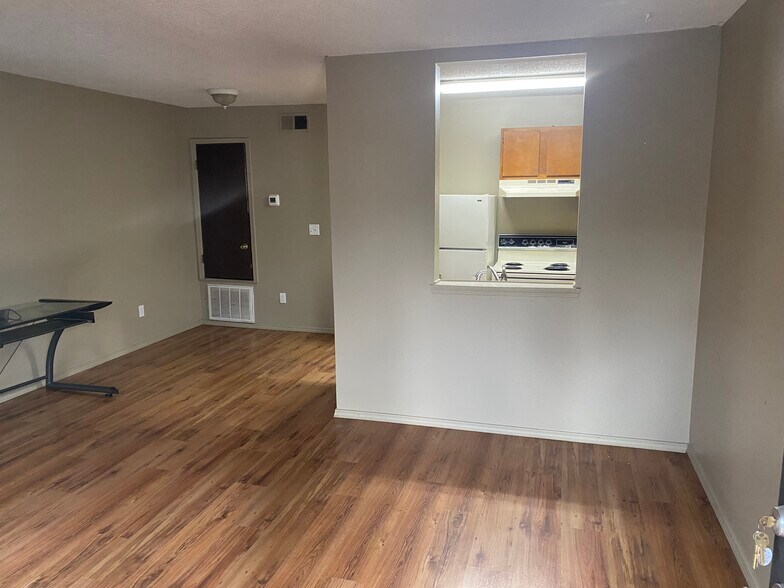 Building Photo - 661 N Leverett Ave