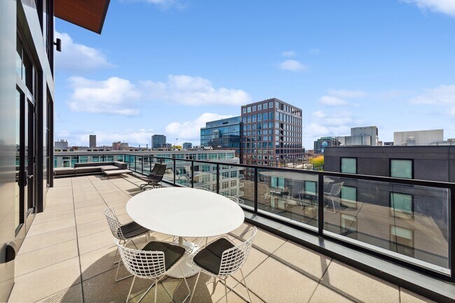 Building Photo - 900 W Washington Blvd