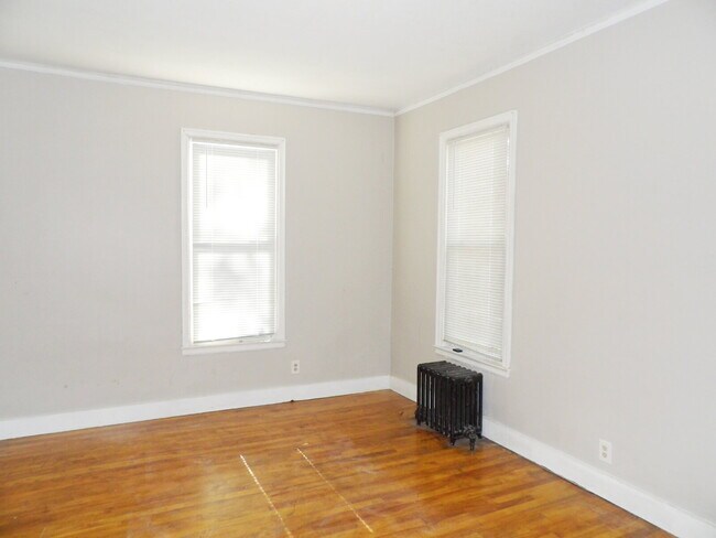 Building Photo - 2 Bedroom Lower Level Duplex - South Minne...
