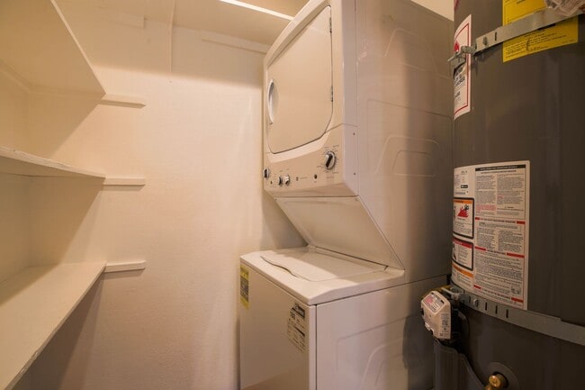 Building Photo - End Unit Townhome with Private Patio