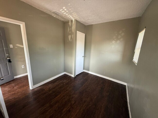 Building Photo - 4/1 Lakeland Home