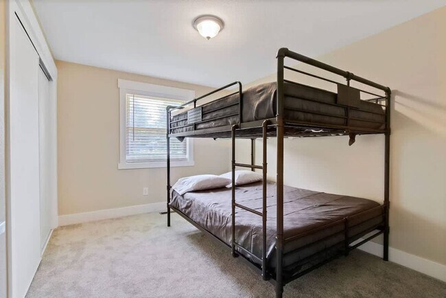 Building Photo - 1215 E Cerramar Ct