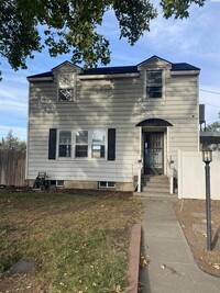 Building Photo - FOR RENT Super Cute Updated F Home Quiet C...