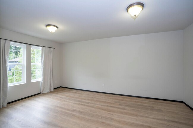 Building Photo - Charming 3BR/2.5BA in Desirable Gig Harbor...