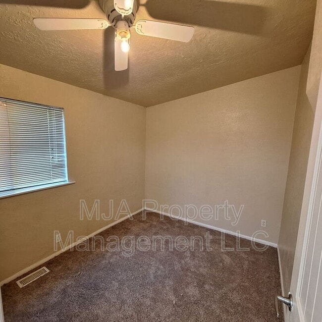 Building Photo - 1043 S 200 W
