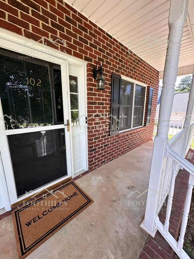 Building Photo - Stylish and Spacious 4-Bed Home with Scree...