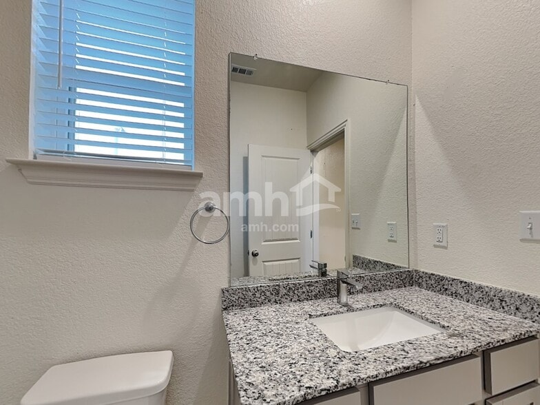 Building Photo - 2717 Lillybrook Ln