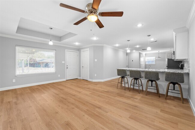 Building Photo - 1941 Lynnview Dr