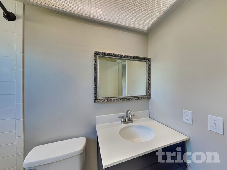 Building Photo - 1374 Godfrey Ave