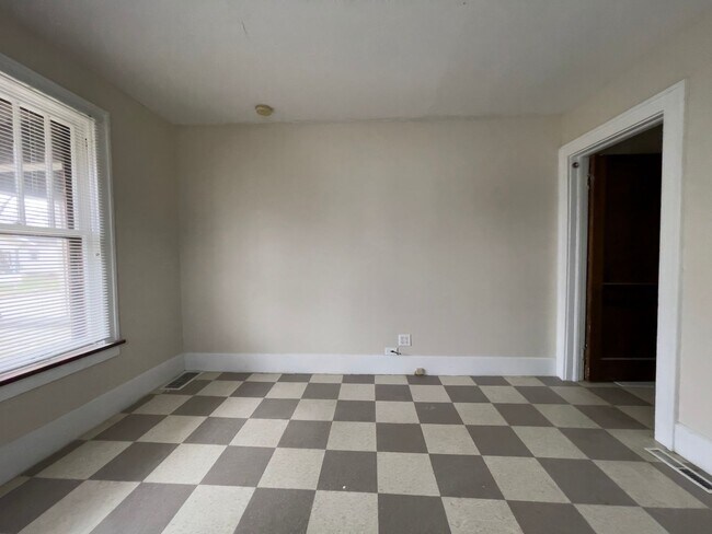 Building Photo - PRELEASING for AUGUST! Close to Campus