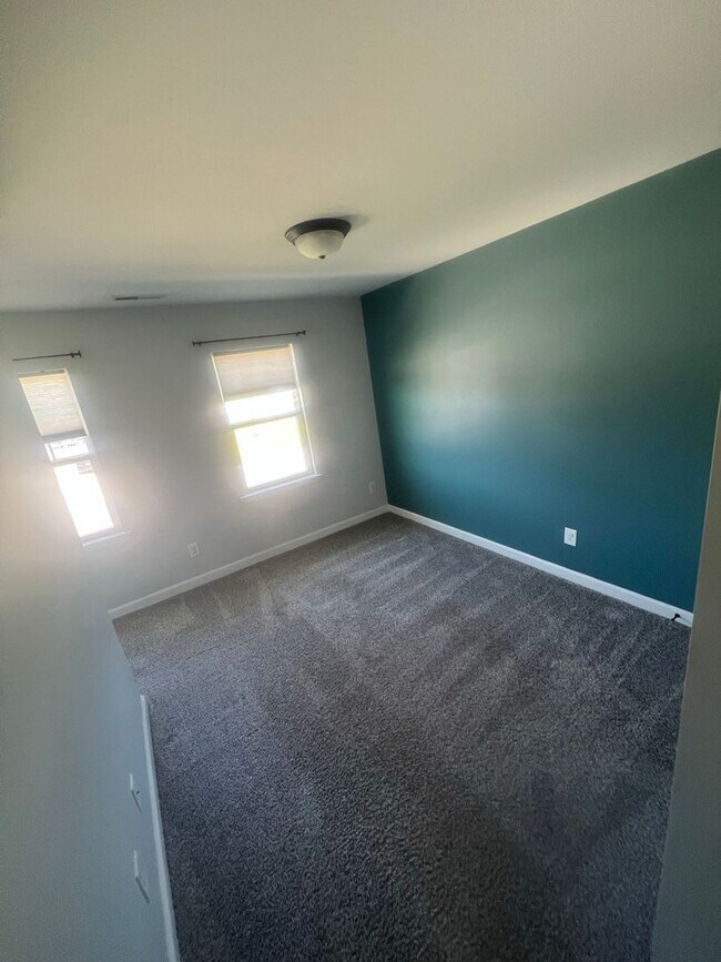 Building Photo - 303 Breezeway Dr