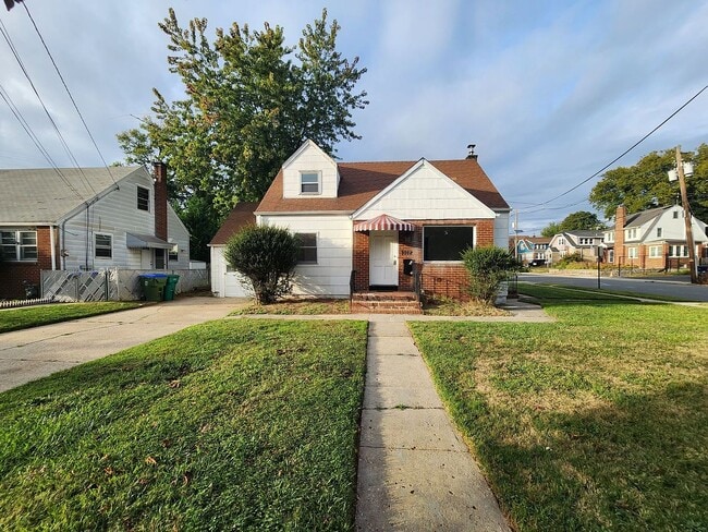 Building Photo - 1072 Amboy Ave