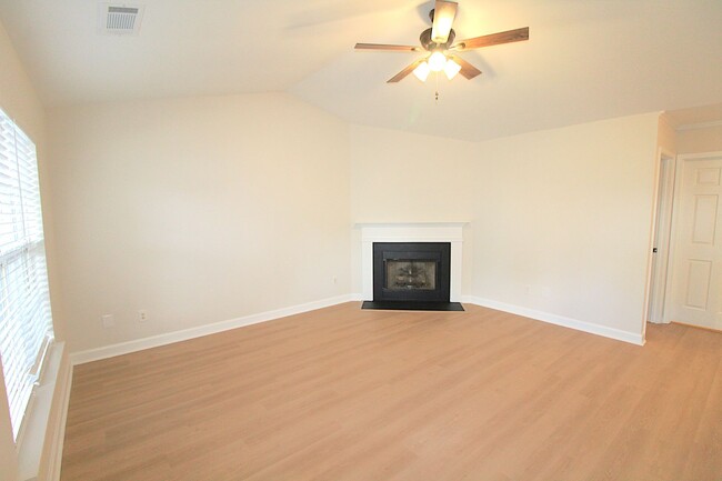 Building Photo - Newly Renovated 2 Bedroom Townhome!!