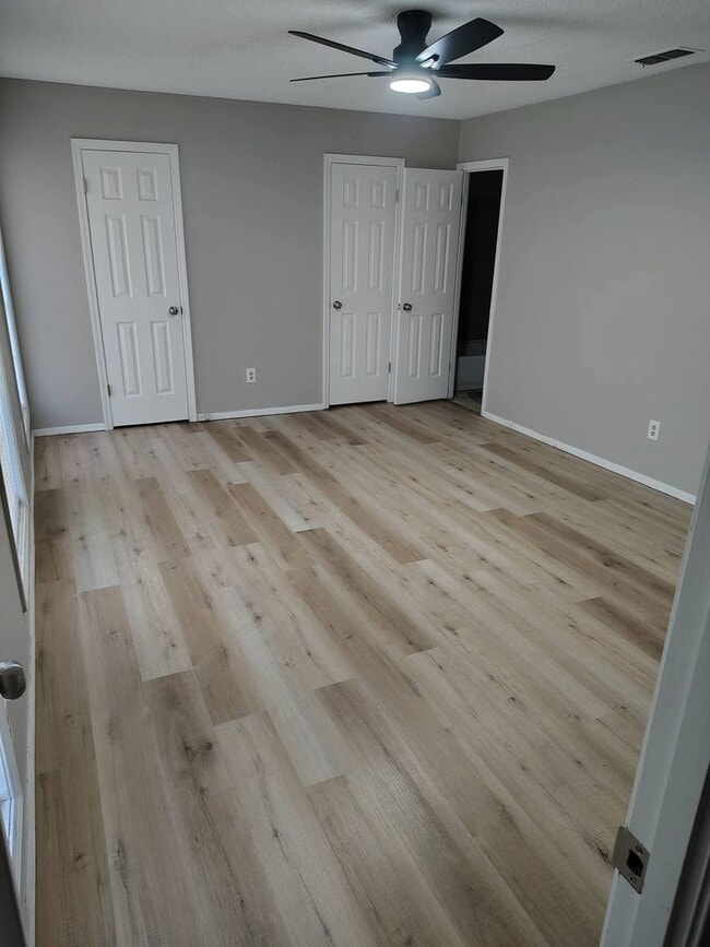 Building Photo - Spacious 2 bedroom 2.5 bath townhome for lease