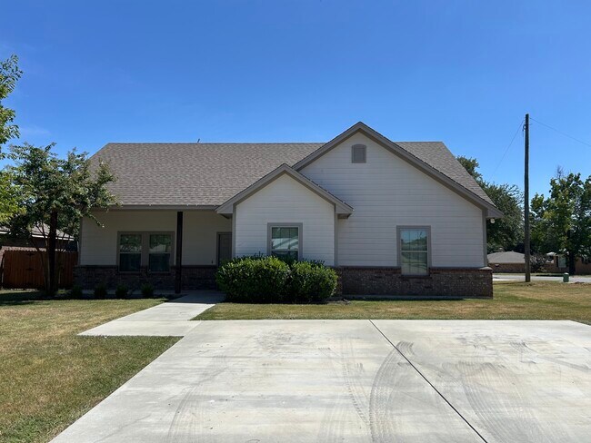 Primary Photo - 600 E Hale Ave