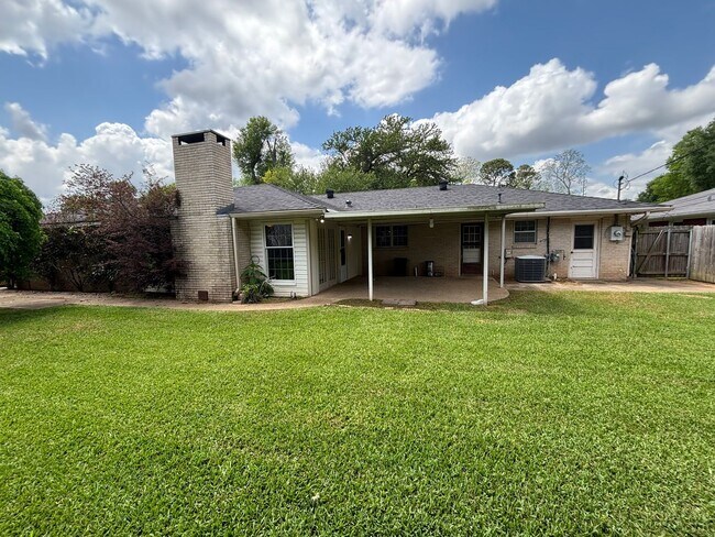 Building Photo - Beautiful 3 Bedroom Broadmoor Home