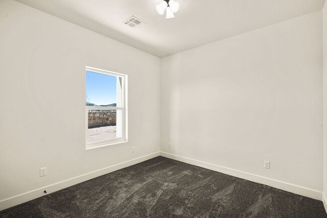Building Photo - Single Family Home